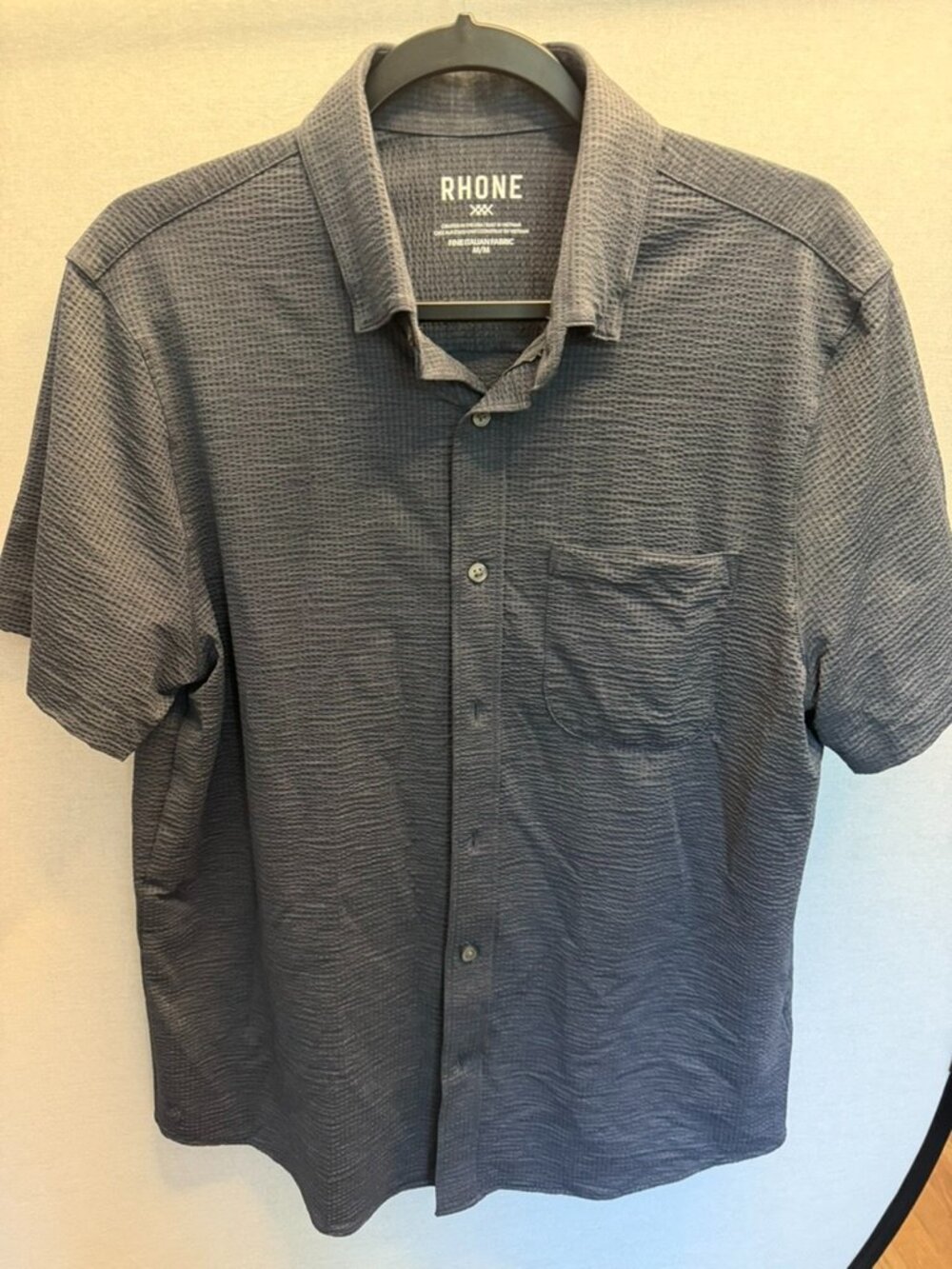 Rhone Men’s Medium Gray Short Sleeve Button Shirt Italian Fabric Performance